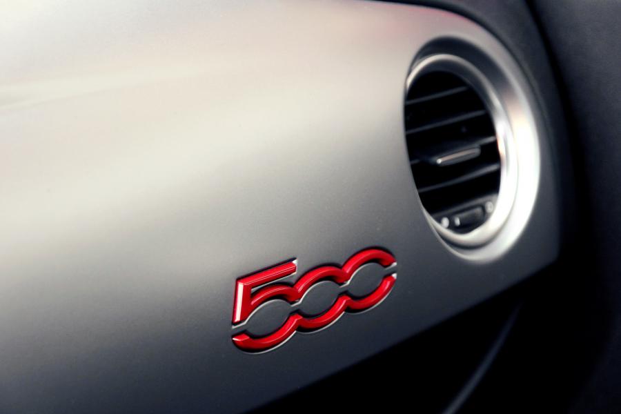 Детали интерьера Fiat 500S by Abarth 2013 года  (фото 7 из 13)